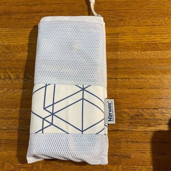 Norwex Beach Towel Blue & White limited edition NWT - Picture 5 of 5